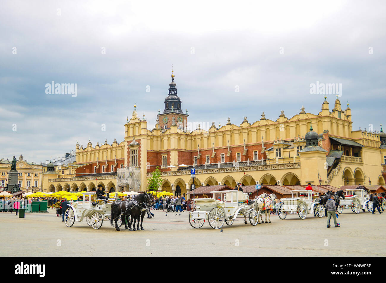Cracovie, Pologne - 21 mai 2019 : place principale de Cracovie, Pologne. Cracovie est une ville historique avec de nombreux monuments Banque D'Images