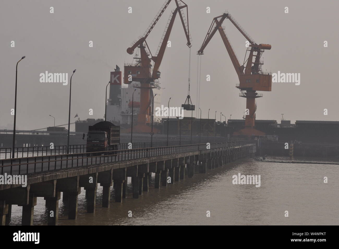 Un camion de charbon quitte un port sur le Yangtsé près de Nantong Banque D'Images