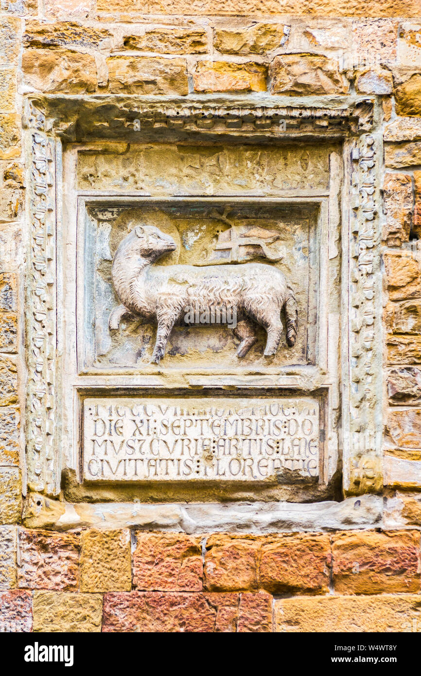 FLORENCE, ITALIE - 11 MAI 2019 : bas-relief d'un mouton avec un drapeau sur le mur d'un bâtiment ancien à Florence Banque D'Images