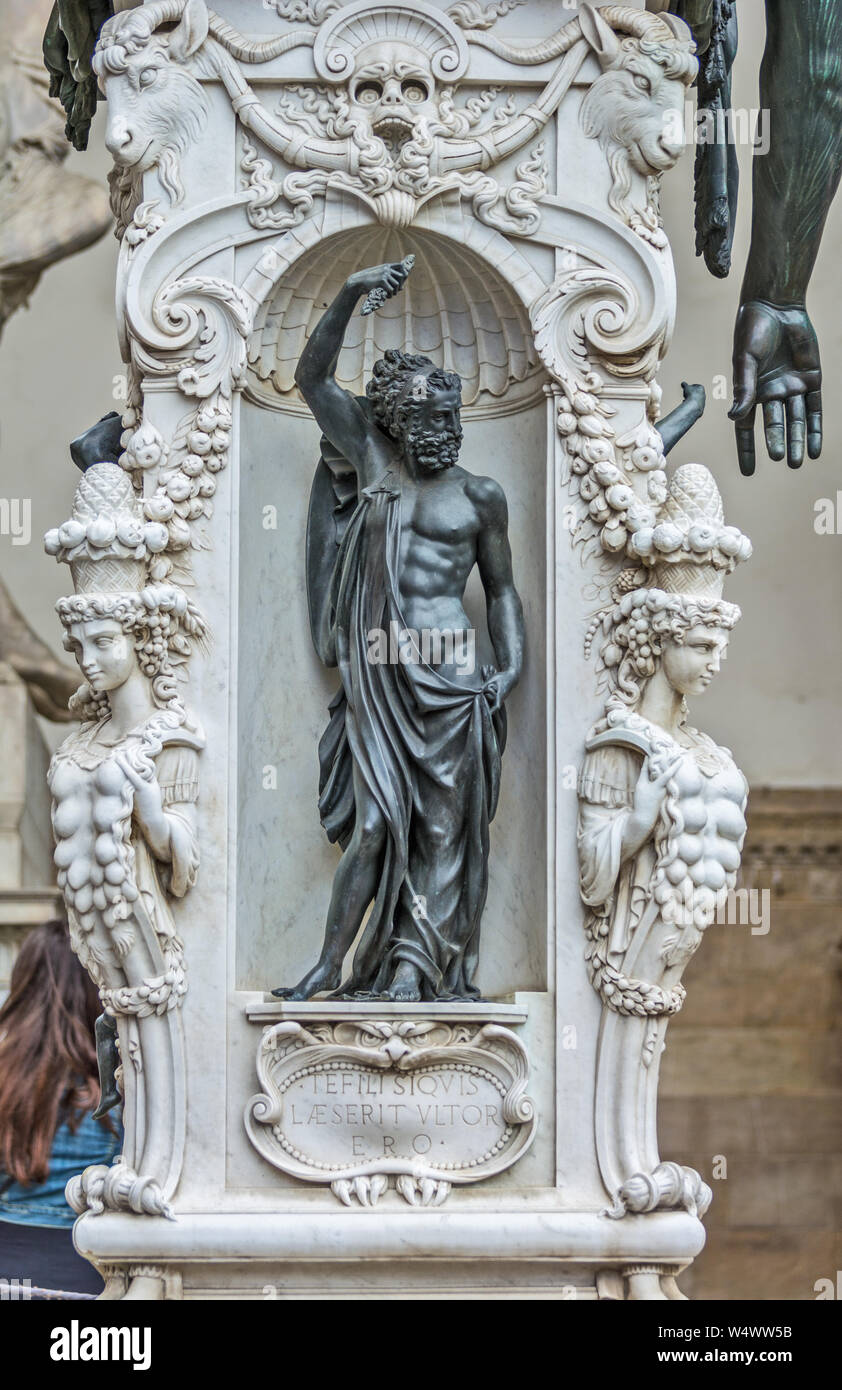 FLORENCE, ITALIE - 12 MAI 2019 : statue en bronze de la Persée avec la tête de Méduse par Benvenuto Cellini à Loggia dei Lanzi sur la Piazza della Signoria Banque D'Images
