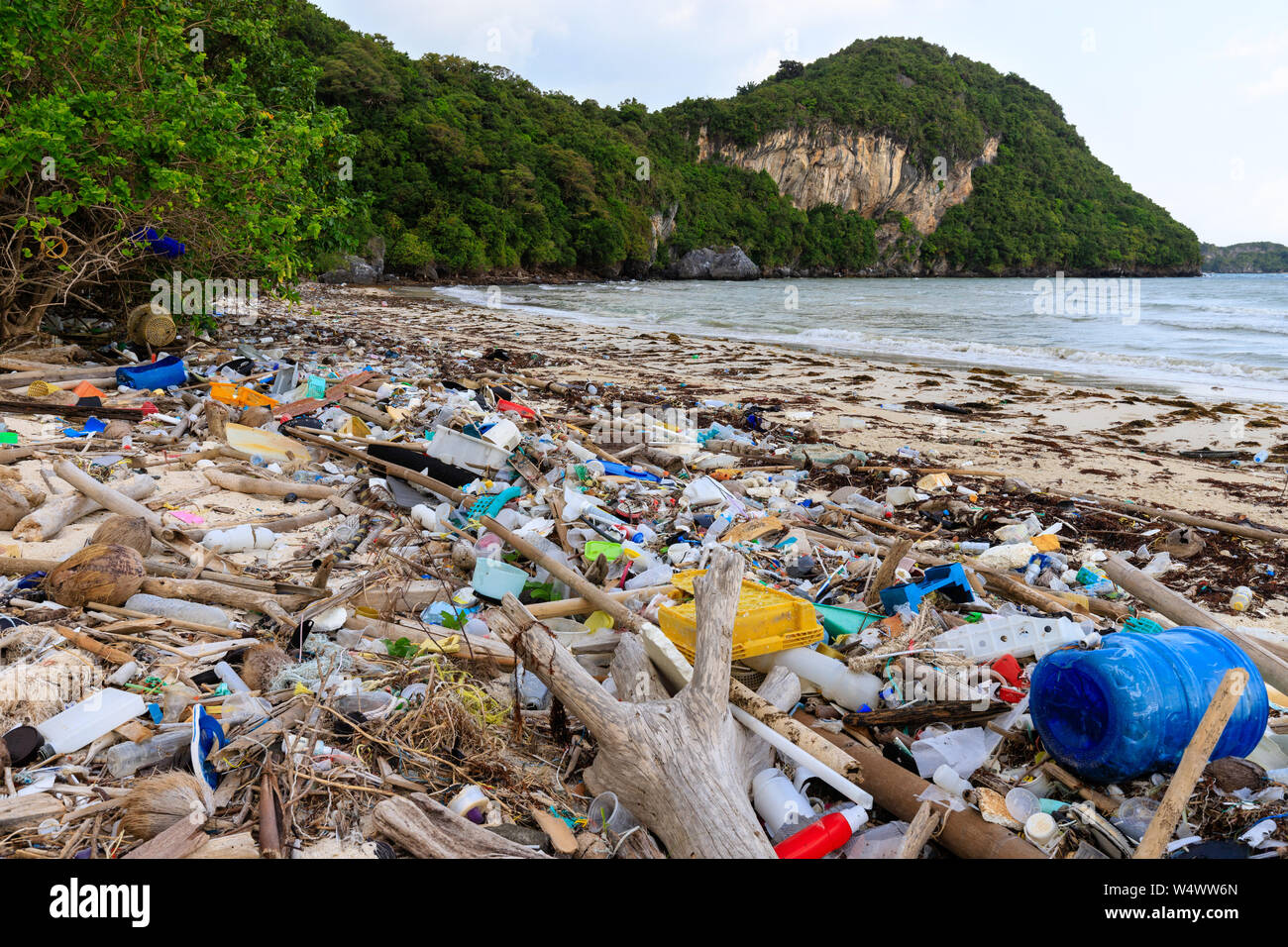 Paradise Beach en Thaïlande ruinés par la pollution en plastique lourd. Banque D'Images