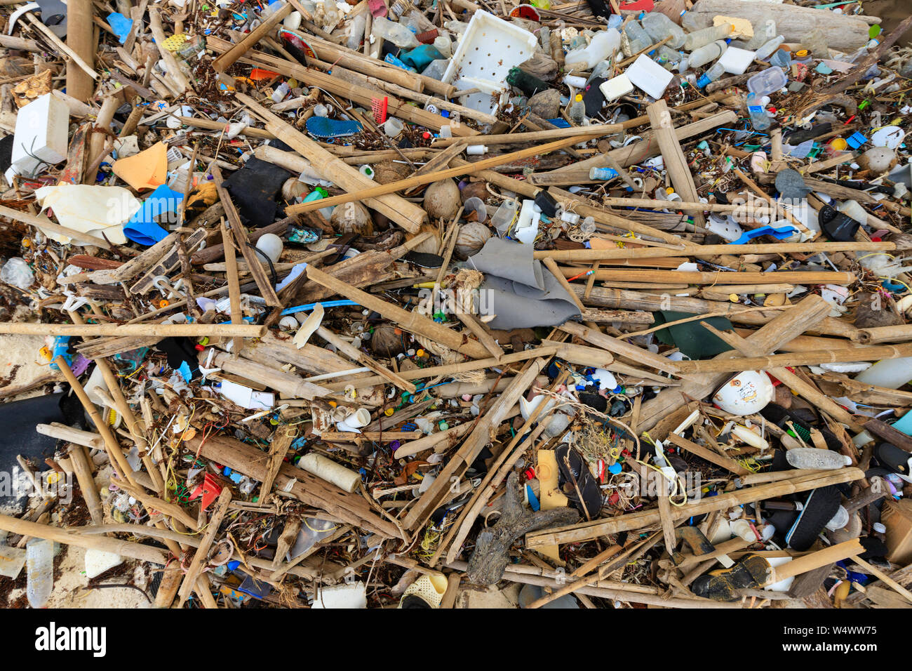 Arrière-plan de la pollution plastique en désordre sur une plage de Thaïlande Banque D'Images