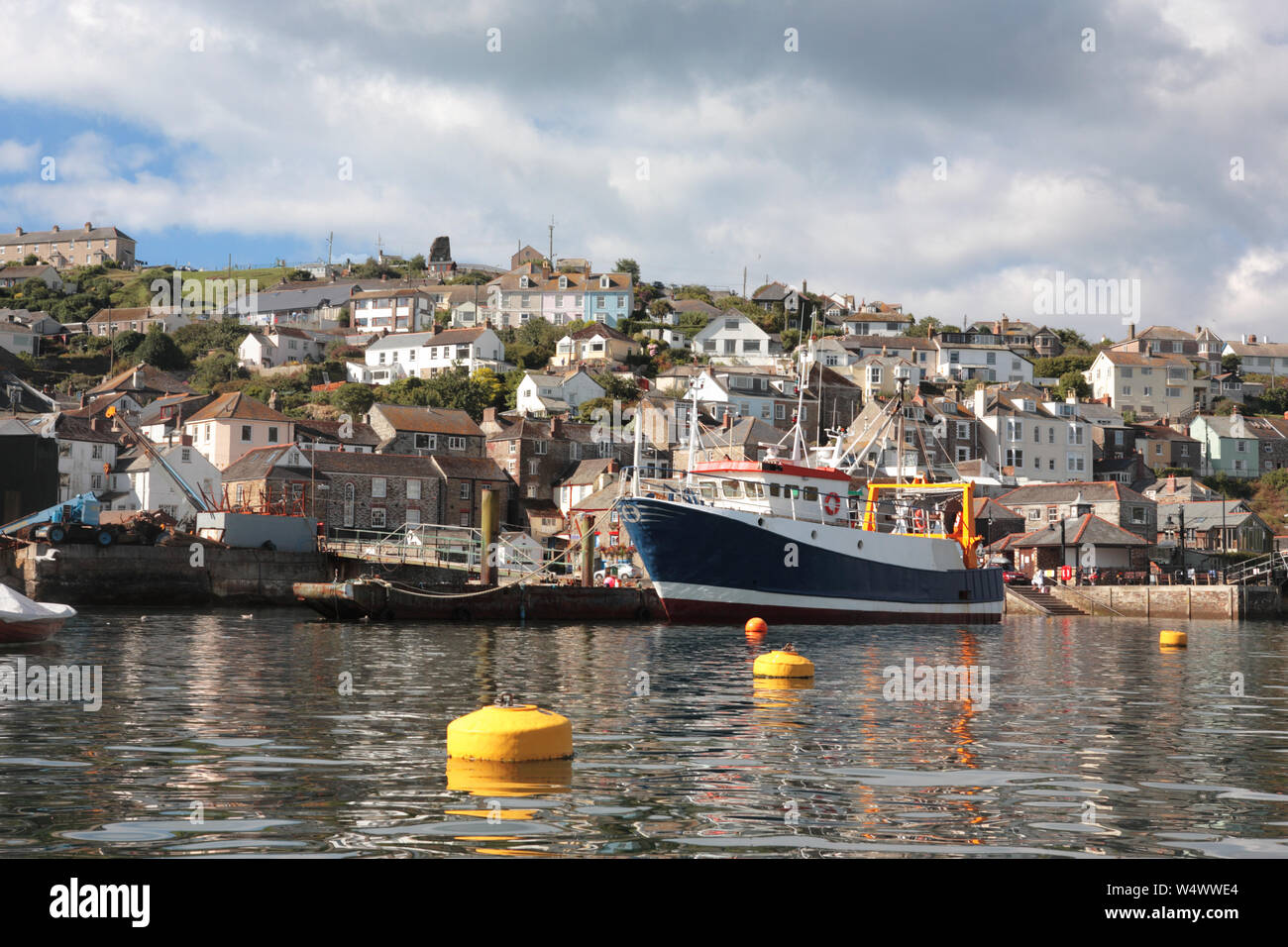 Polruan à partir de l'estuaire de la rivière Fowey : grand bateau de pêche amarrés au quai, Cornwall, England, UK Banque D'Images