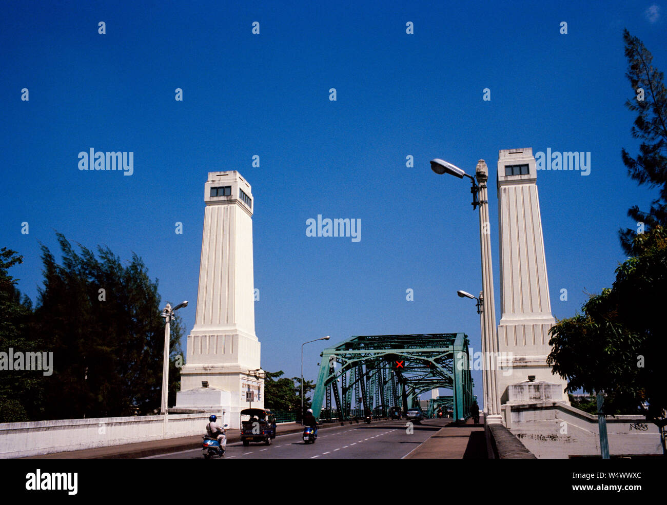 Peirs concrètes de la structure en acier Memorial Bridge sur la rivière Chao Phraya à Bangkok en Thaïlande en Asie du Sud-Est Extrême-Orient. Construit en avril 193 Banque D'Images