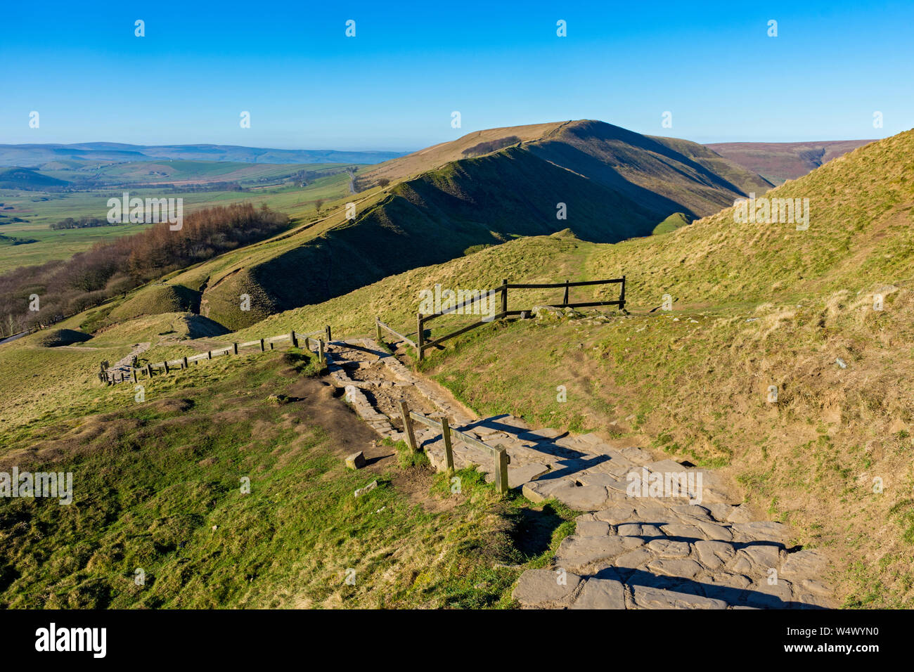 Rushup Edge à partir du chemin jusqu'au sommet du Mam Tor, Peak District, Derbyshire, Angleterre, RU Banque D'Images