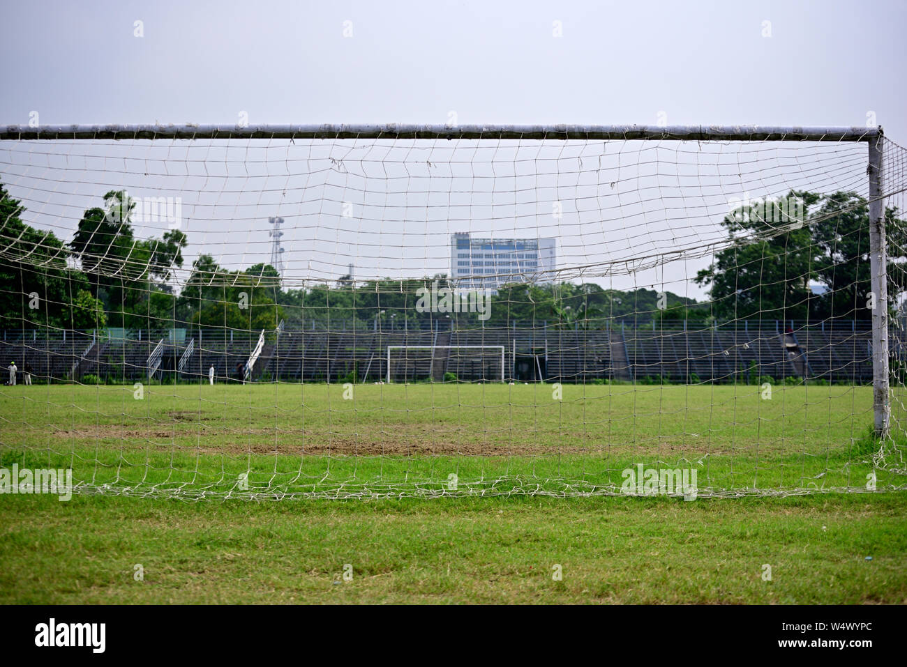 Terrain de soccer vide dans un complexe sportif, l'image est capturée à l'origine de buts de soccer. Banque D'Images