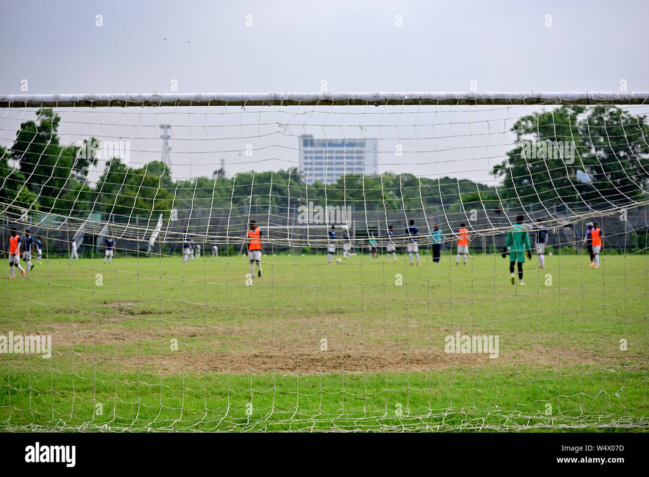 Les garçons jouent au soccer dans un terrain de football, Photo est capturé à l'origine de buts de soccer. Banque D'Images