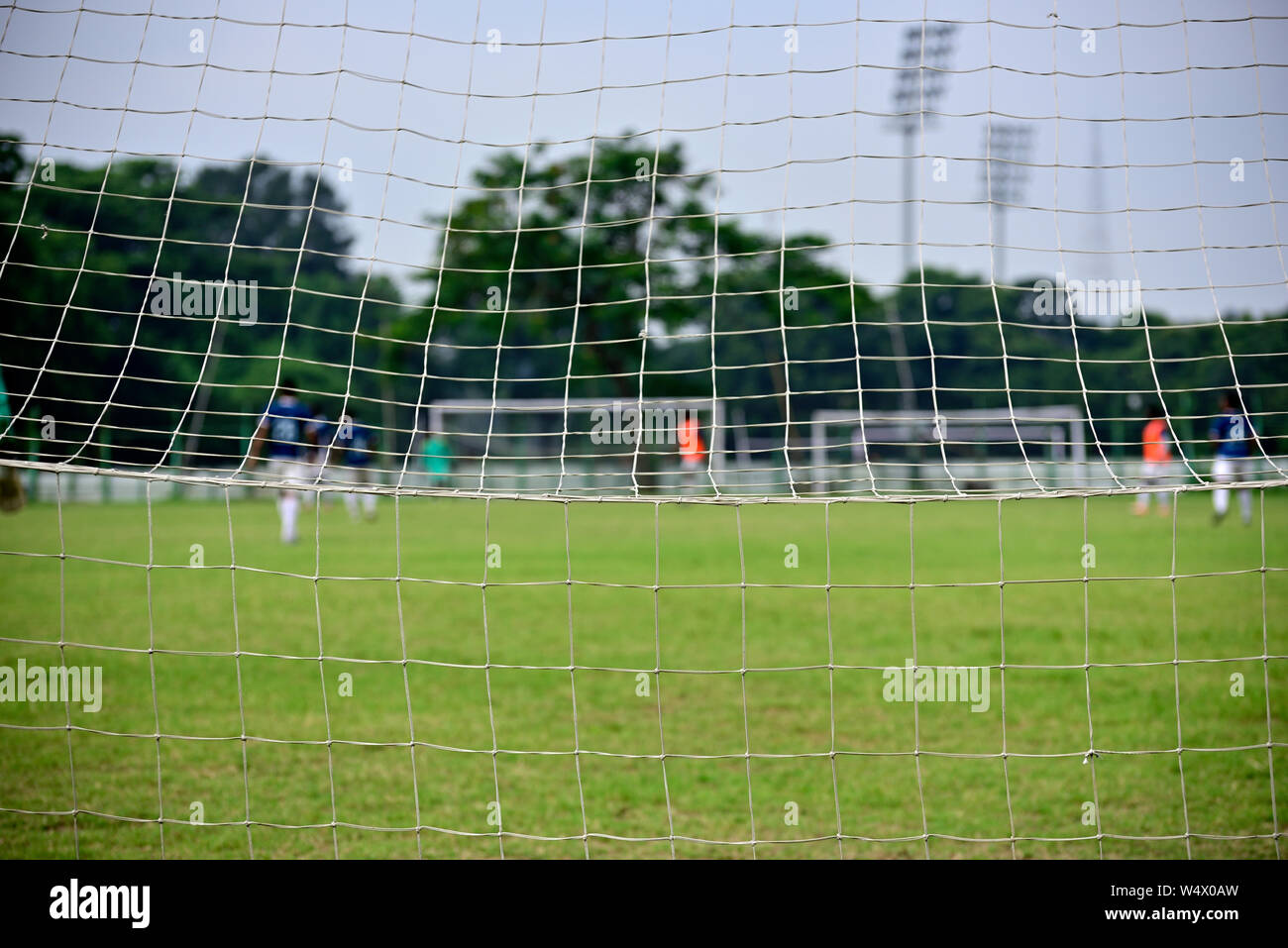 Les garçons jouent au soccer dans un terrain de football, Photo est capturé à l'origine de buts de soccer. Banque D'Images