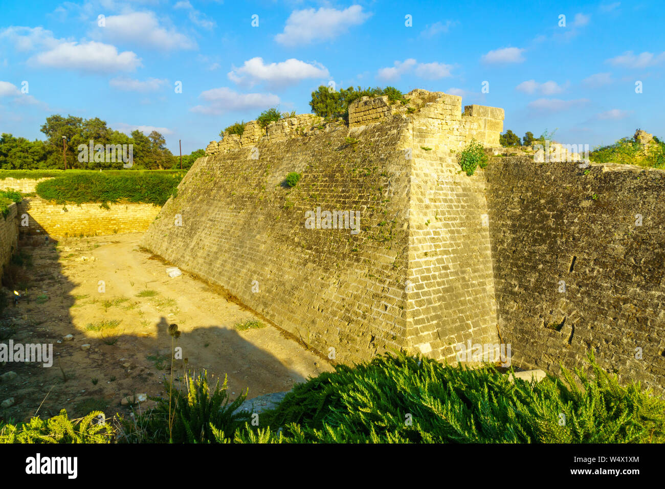 Restent des fortifications des croisades, dans le Parc National de Césarée, le nord d'Israël Banque D'Images