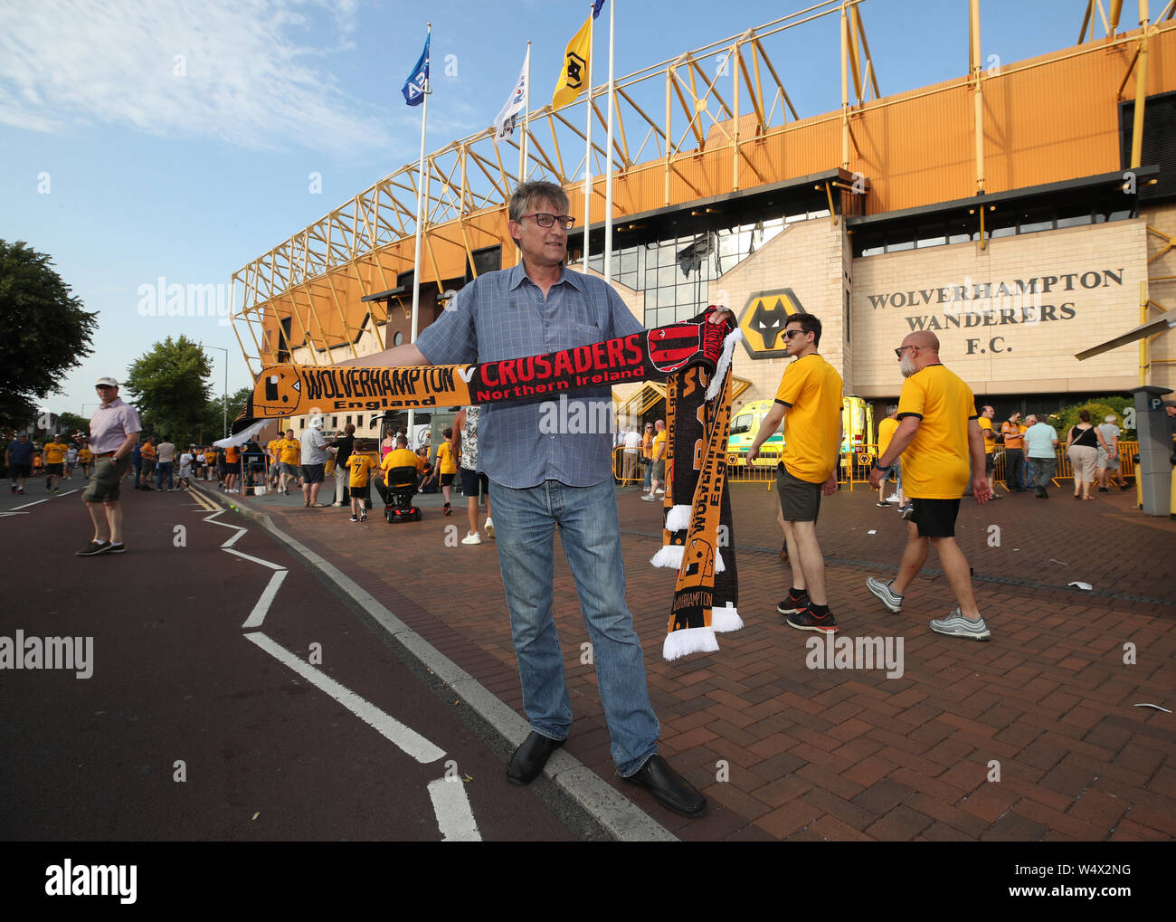 Les écharpes en vente avant le match de qualification de la Ligue Europa à Molineux, Wolverhampton. Banque D'Images