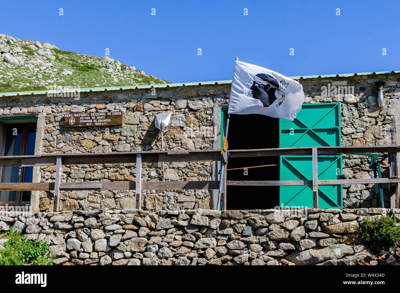 Maison en pierre de Prati Refuge avec le drapeau Corse pendant la randonnée GR20 en Corse, France Banque D'Images