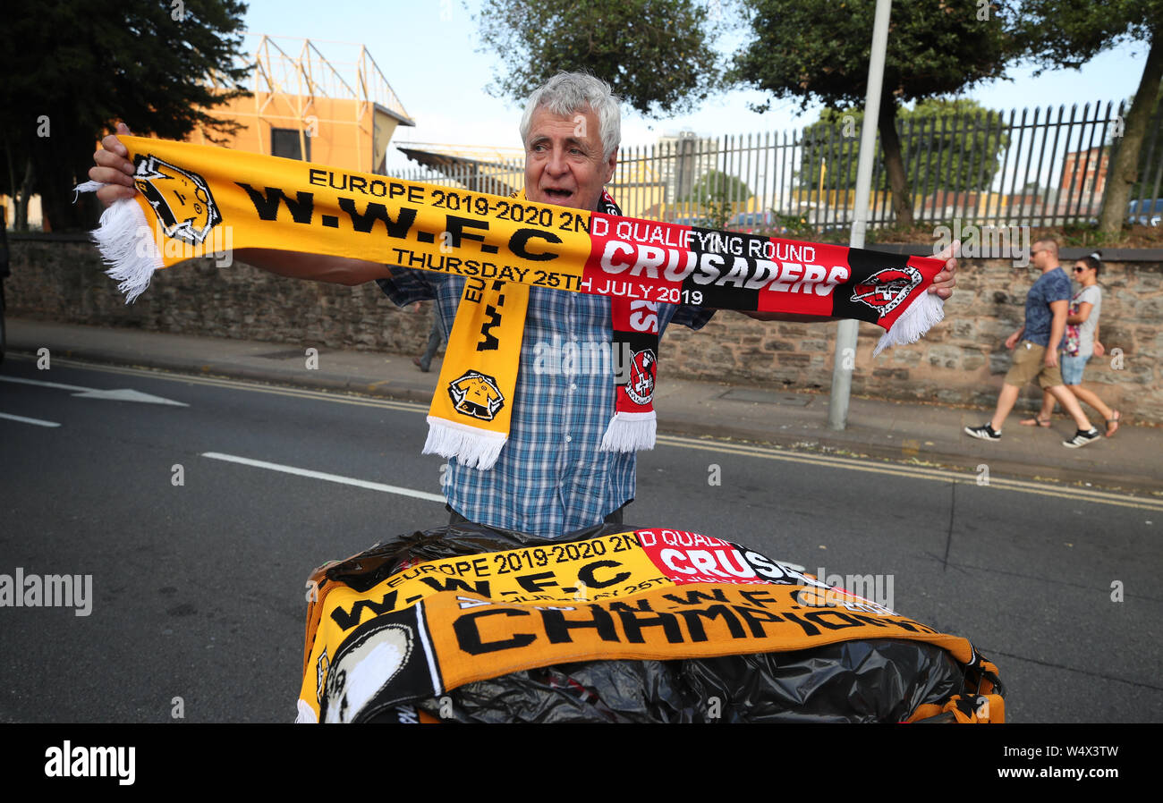 Les écharpes pour les ventes avant l'Europa League match de qualification à Molineux, Wolverhampton. Banque D'Images