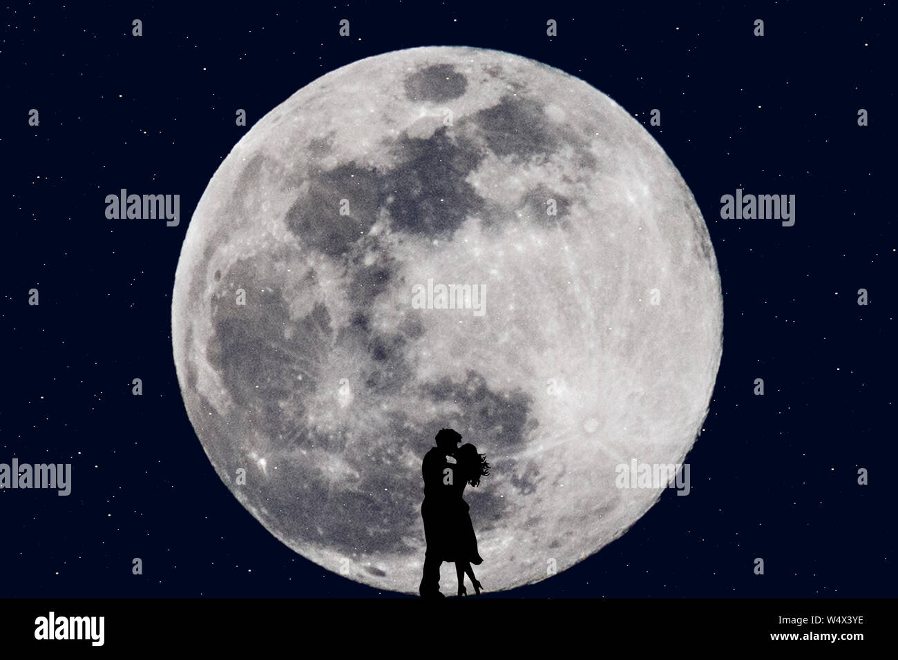 Silhouette d'un couple s'embrasser à pleine lune la nuit Banque D'Images