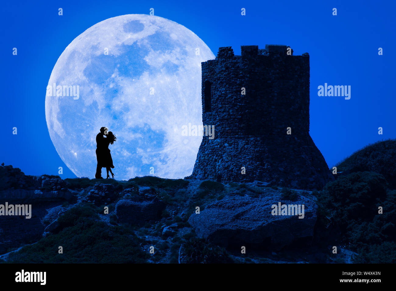 Silhouette d'un couple s'embrasser sous super pleine lune Banque D'Images