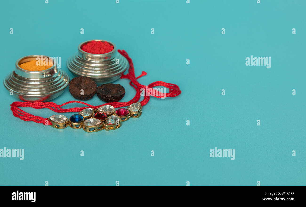 Raksha bandhan raakhi cérémonie hindoue traditionnellement ou rakhi, soeurs de tous âges attacher un talisman, ou amulette, appelé le rakhi à poignets aux frères Banque D'Images Raksha bandhan raakhi cérémonie hindoue traditionnellement ou rakhi, soeurs de tous âges attacher un talisman, ou amulette, appelé le rakhi à poignets aux frères Banque D'Images