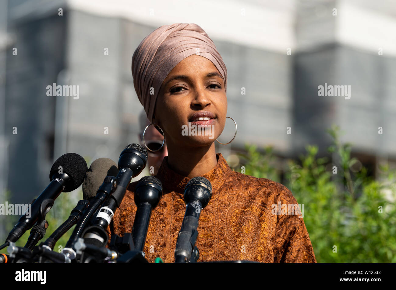 Représentant des États-Unis Ilhan Omar (D-MN) prend la parole à une conférence de presse lors de l'introduction de la Loi sur les déchets de zéro en congrès à le Capitole à Washington, DC. Banque D'Images