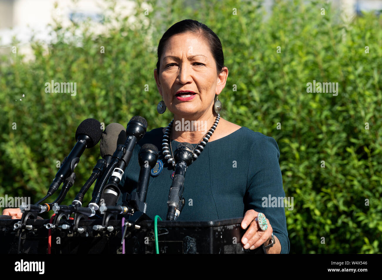 Représentant des États-Unis Deb Haaland (D-NM) prend la parole à une conférence de presse lors de l'introduction de la Loi sur les déchets de zéro en congrès à le Capitole à Washington, DC. Banque D'Images