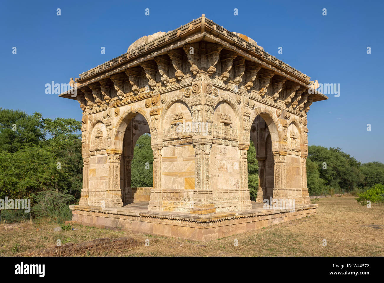 Pavagadh Champaner , , Gujarat , India-December 07, 2014-Vue de cénotaphe près de Chennai Masjid Banque D'Images