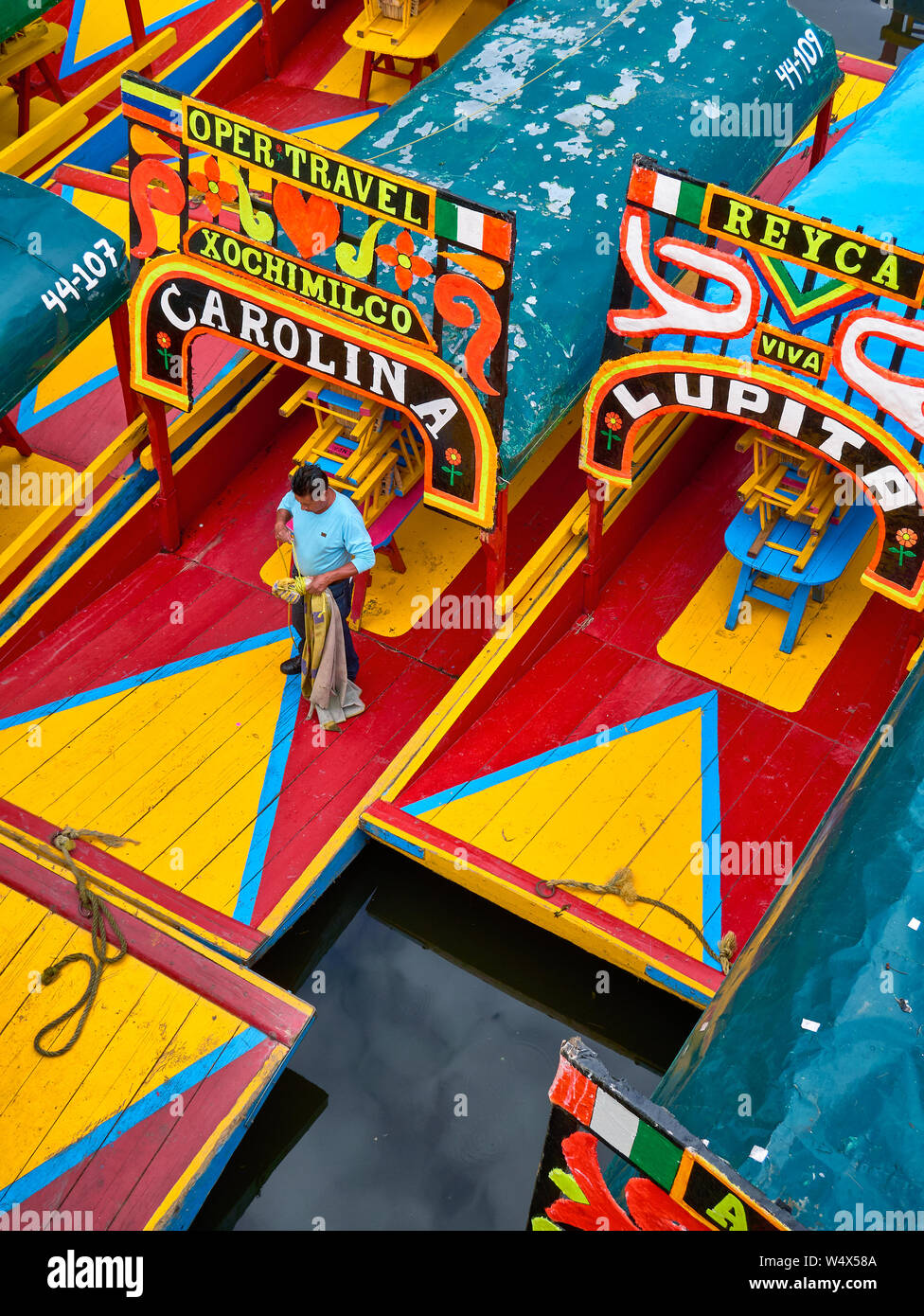 Xochimilco, Mexico City, 25 juin 2019 - l'homme est occupé à préparer son bateau appelé Trajinera pour les jours suivants, d'amener les touristes dans les canaux et l Banque D'Images