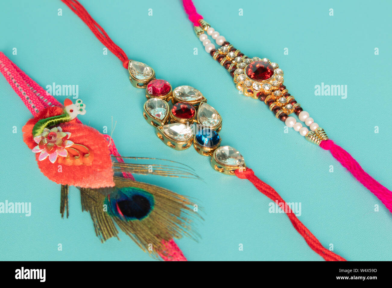 Raksha bandhan raakhi ou rakhi est traditionnellement une cérémonie hindoue, soeurs de tous âges attacher un talisman, ou amulette, appelé le rakhi à poignets à son frère Banque D'Images Raksha bandhan raakhi ou rakhi est traditionnellement une cérémonie hindoue, soeurs de tous âges attacher un talisman, ou amulette, appelé le rakhi à poignets à son frère Banque D'Images