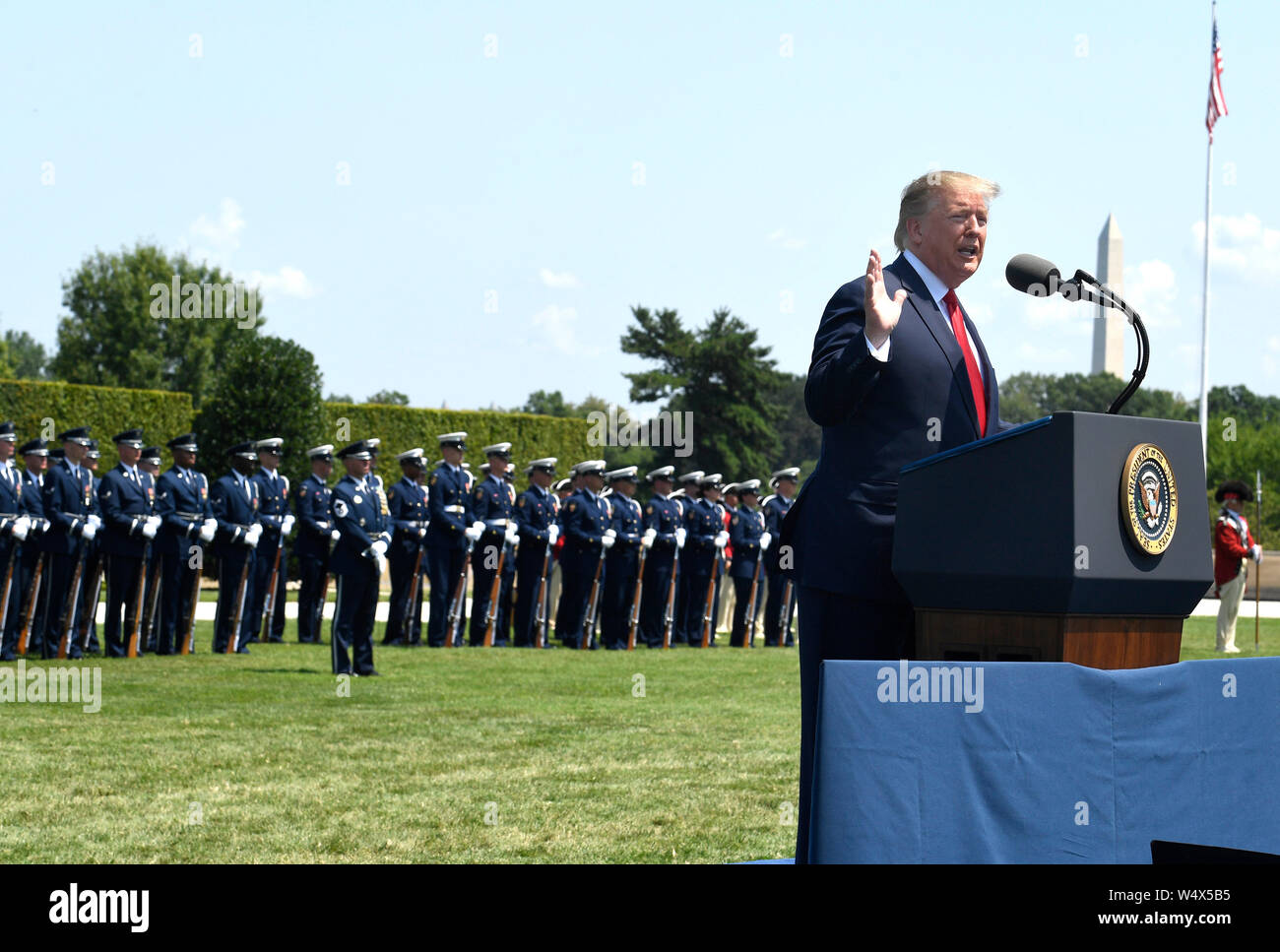 Le Président des Etats-Unis, Donald J. Trump fait allocution à l'occasion d'une cérémonie de bienvenue pour le nouveau ministre de la Défense, le docteur Mark Esper T., au Pentagone, le 25 juillet 2019, Washington, DC. Le ministère de la défense a été sans un chef à plein temps depuis que l'ancien secrétaire Jim Mattis a démissionné en décembre 2018. Crédit : Mike Theiler/MediaPunch /CNP via Piscine Banque D'Images