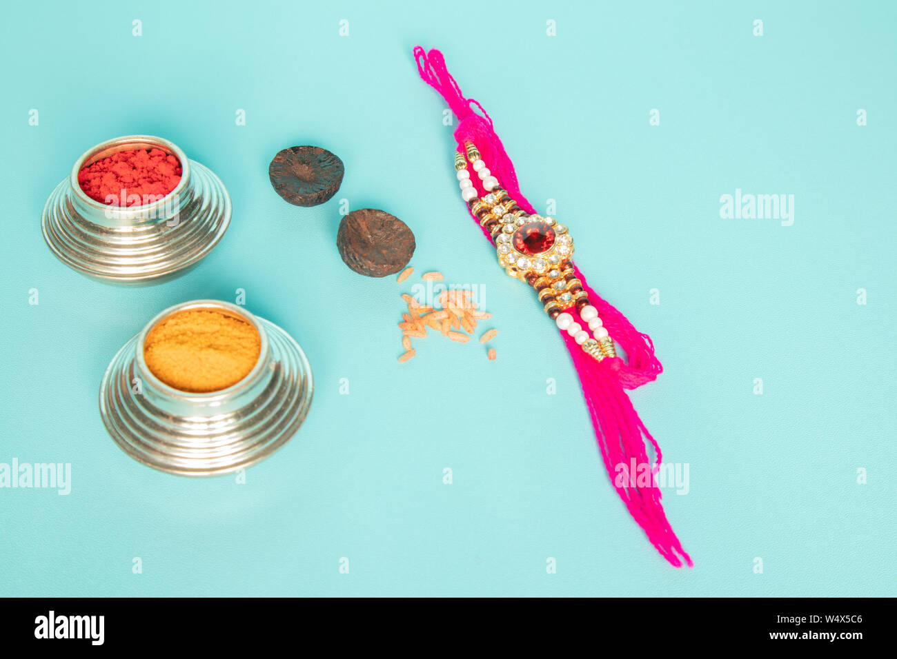 Raksha bandhan raakhi ou rakhi est traditionnellement une cérémonie hindoue, soeurs de tous âges attacher un talisman, ou amulette, appelé le rakhi à poignets à son frère Banque D'Images Raksha bandhan raakhi ou rakhi est traditionnellement une cérémonie hindoue, soeurs de tous âges attacher un talisman, ou amulette, appelé le rakhi à poignets à son frère Banque D'Images