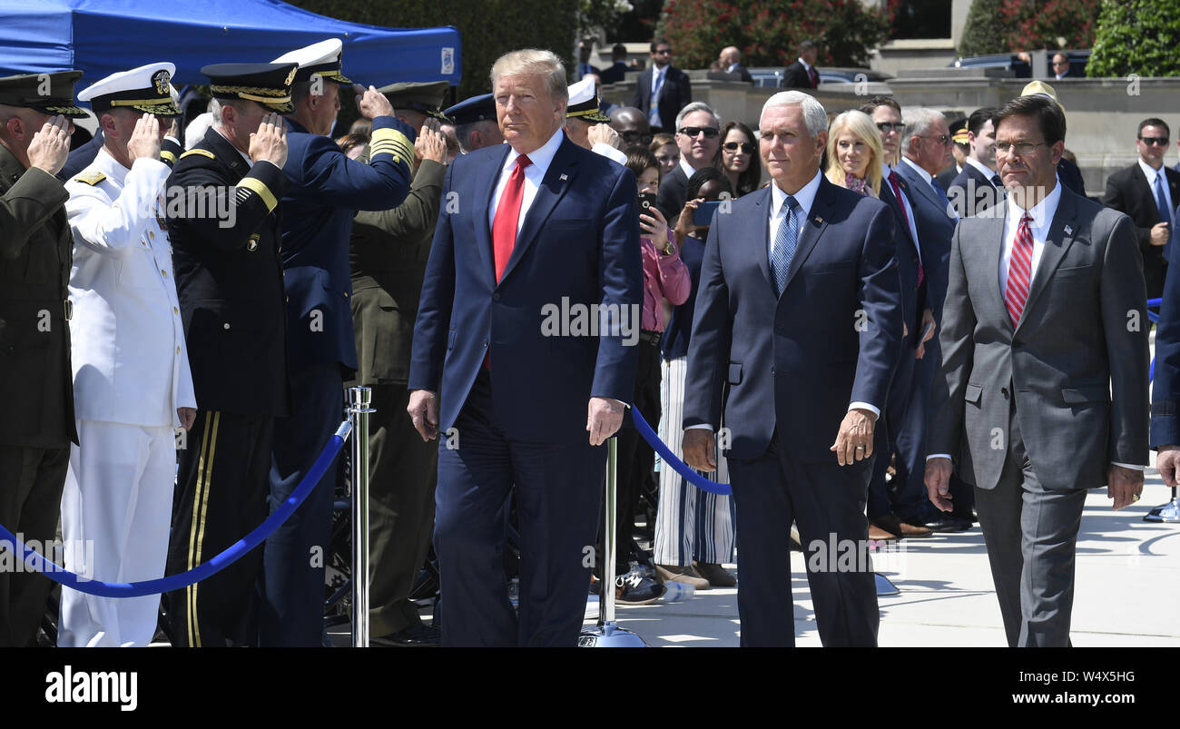 Juillet 25, 2019, Washington, District of Columbia, États-Unis : le Président des Etats-Unis, Donald J. Trump (L) passe devant une garde d'honneur avec le nouveau Secrétaire de la Défense, le Dr Mark T. Esper (R) et le Vice-président américain Mike Pence (C), au Pentagone, le Jeudi, Juillet 25, 2019, Washington, DC. Le ministère de la défense a été sans un chef à plein temps depuis que l'ancien secrétaire Jim Mattis a démissionné en décembre 2018. Crédit : Mike Theiler/Piscine via CNP Crédit : Mike Theiler/CNP/ZUMA/Alamy Fil Live News Banque D'Images