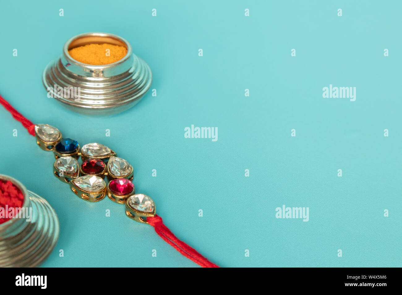 Raksha bandhan raakhi ou rakhi est traditionnellement une cérémonie hindoue, soeurs de tous âges attacher un talisman, ou amulette, appelé le rakhi à poignets à son frère Banque D'Images Raksha bandhan raakhi ou rakhi est traditionnellement une cérémonie hindoue, soeurs de tous âges attacher un talisman, ou amulette, appelé le rakhi à poignets à son frère Banque D'Images