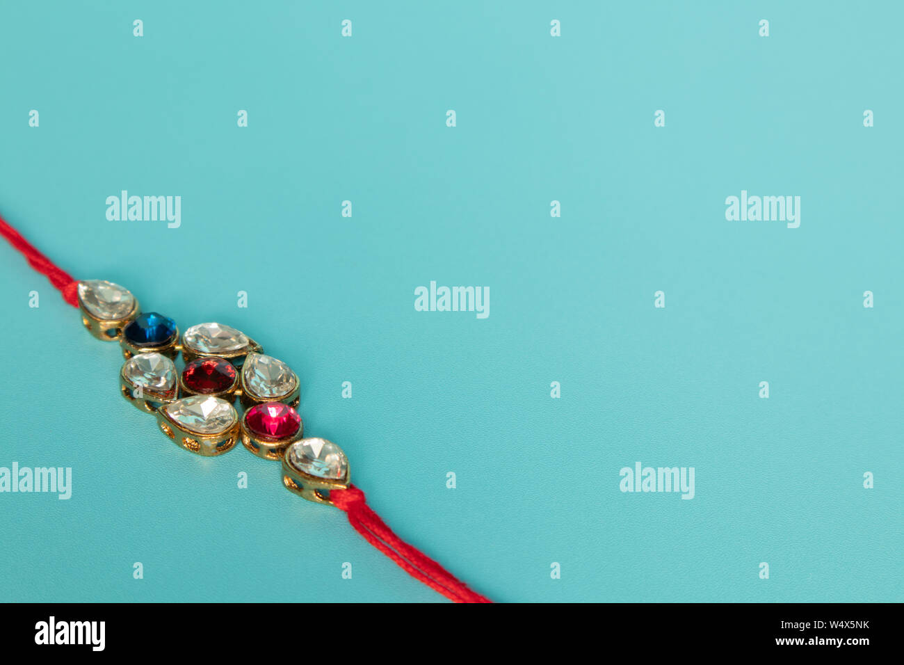 Raksha bandhan raakhi ou rakhi est traditionnellement une cérémonie hindoue, soeurs de tous âges attacher un talisman, ou amulette, appelé le rakhi à poignets à son frère Banque D'Images