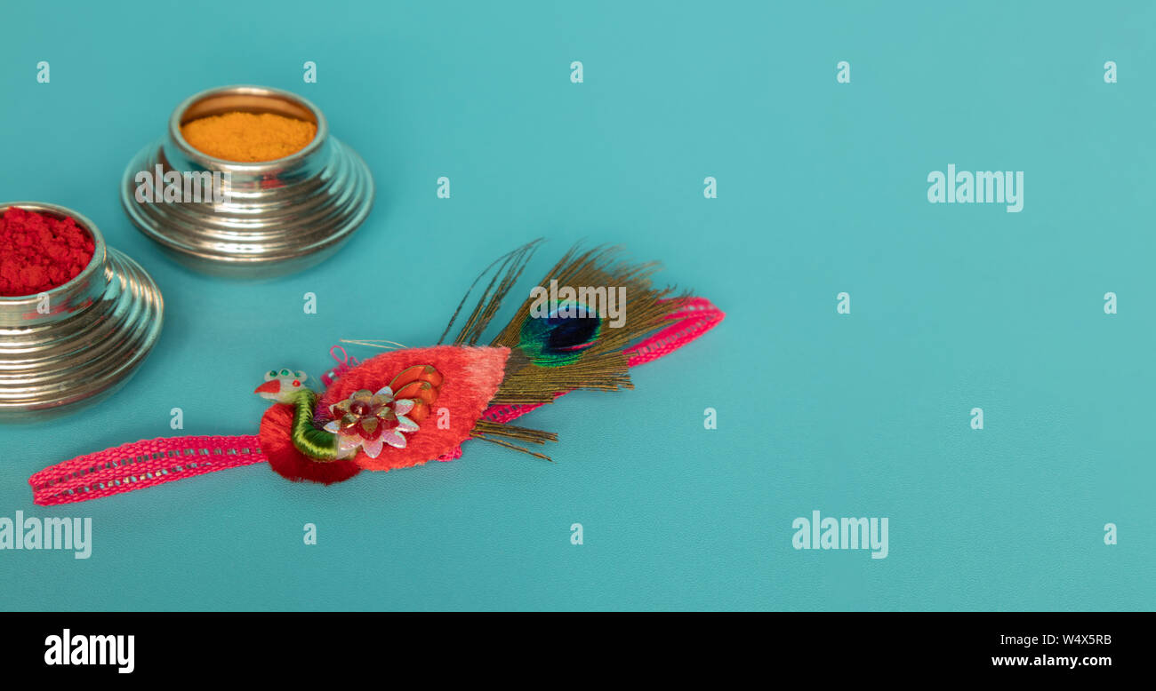 Raksha bandhan raakhi ou rakhi est traditionnellement une cérémonie hindoue, soeurs de tous âges attacher un talisman, ou amulette, appelé le rakhi à poignets à son frère Banque D'Images Raksha bandhan raakhi ou rakhi est traditionnellement une cérémonie hindoue, soeurs de tous âges attacher un talisman, ou amulette, appelé le rakhi à poignets à son frère Banque D'Images