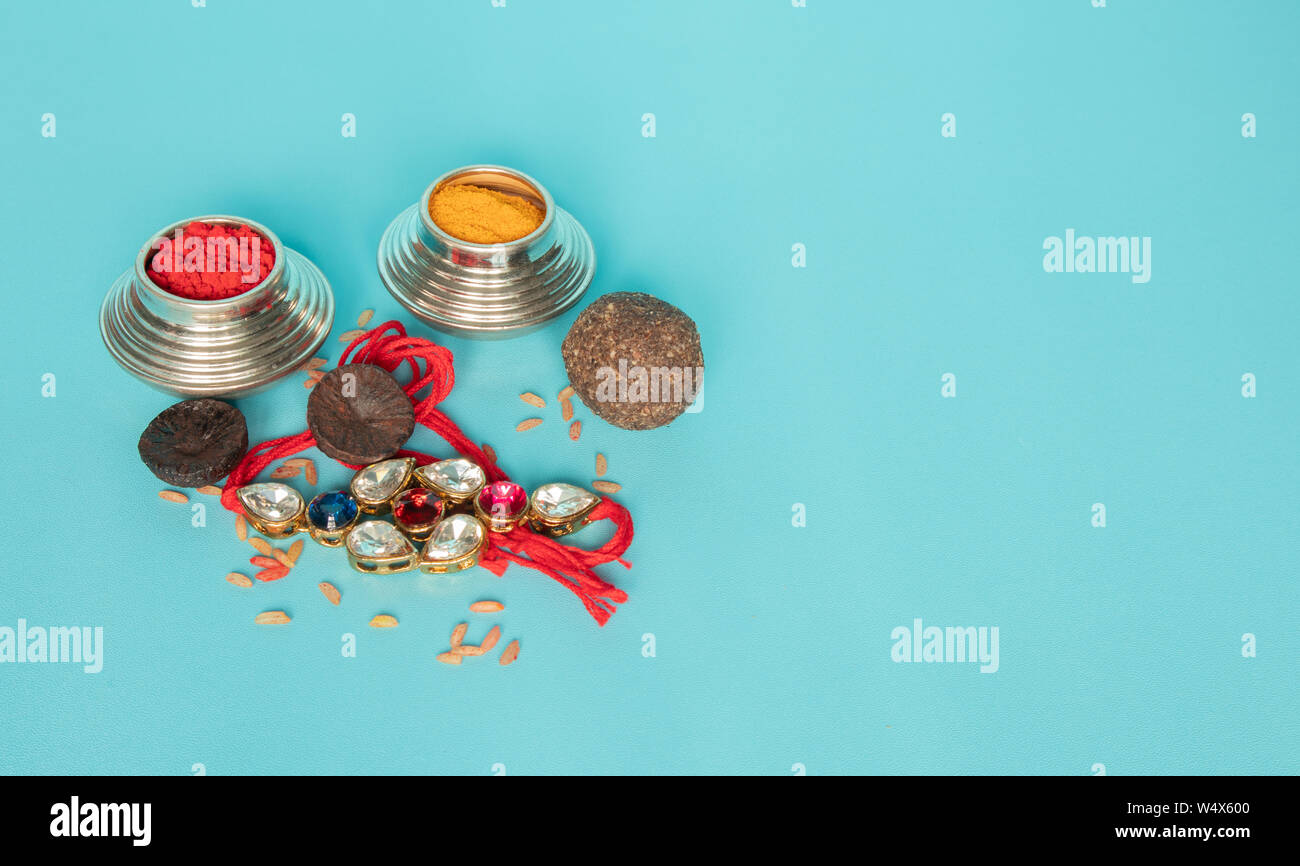 Raksha bandhan raakhi ou rakhi est traditionnellement une cérémonie hindoue, soeurs de tous âges attacher un talisman, ou amulette, appelé le rakhi à poignets à son frère Banque D'Images Raksha bandhan raakhi ou rakhi est traditionnellement une cérémonie hindoue, soeurs de tous âges attacher un talisman, ou amulette, appelé le rakhi à poignets à son frère Banque D'Images