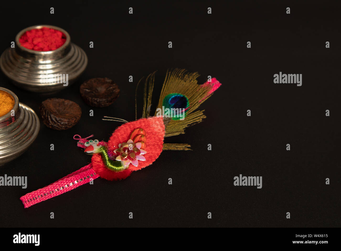 Raksha bandhan raakhi cérémonie hindoue traditionnellement ou rakhi, soeurs de tous âges attacher un talisman, ou amulette, appelé le rakhi à poignets aux frères Banque D'Images Raksha bandhan raakhi cérémonie hindoue traditionnellement ou rakhi, soeurs de tous âges attacher un talisman, ou amulette, appelé le rakhi à poignets aux frères Banque D'Images