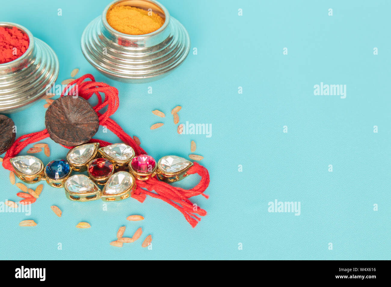 Raksha bandhan raakhi ou rakhi est traditionnellement une cérémonie hindoue, soeurs de tous âges attacher un talisman, ou amulette, appelé le rakhi à poignets à son frère Banque D'Images Raksha bandhan raakhi ou rakhi est traditionnellement une cérémonie hindoue, soeurs de tous âges attacher un talisman, ou amulette, appelé le rakhi à poignets à son frère Banque D'Images