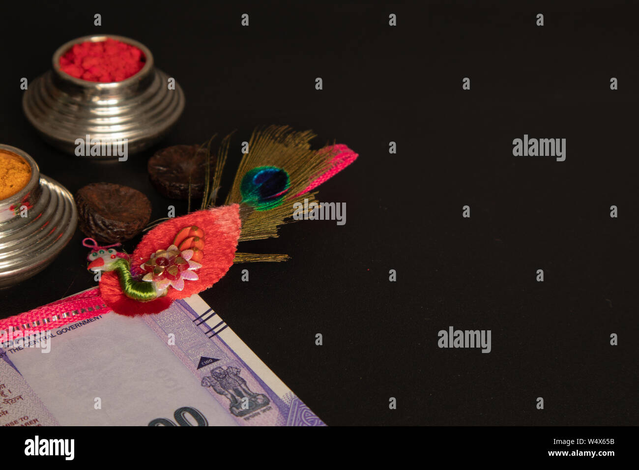 Raksha bandhan raakhi cérémonie hindoue traditionnellement ou rakhi, soeurs de tous âges attacher un talisman, ou amulette, appelé le rakhi à poignets aux frères Banque D'Images