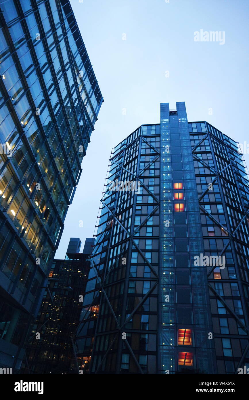 Un immeuble à Londres, UK dans une couleur bleuâtre et un grand nombre de fenêtres tourné en un faible angle de vue. La photo a été prise la nuit et un jour nuageux. Banque D'Images