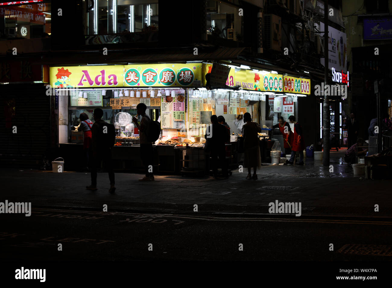 De vendeurs d'aliments de rue à l'angle de Lockhart Road et O'Brien Road à Hong Kong (Région administrative spéciale de la République populaire de Chine Banque D'Images
