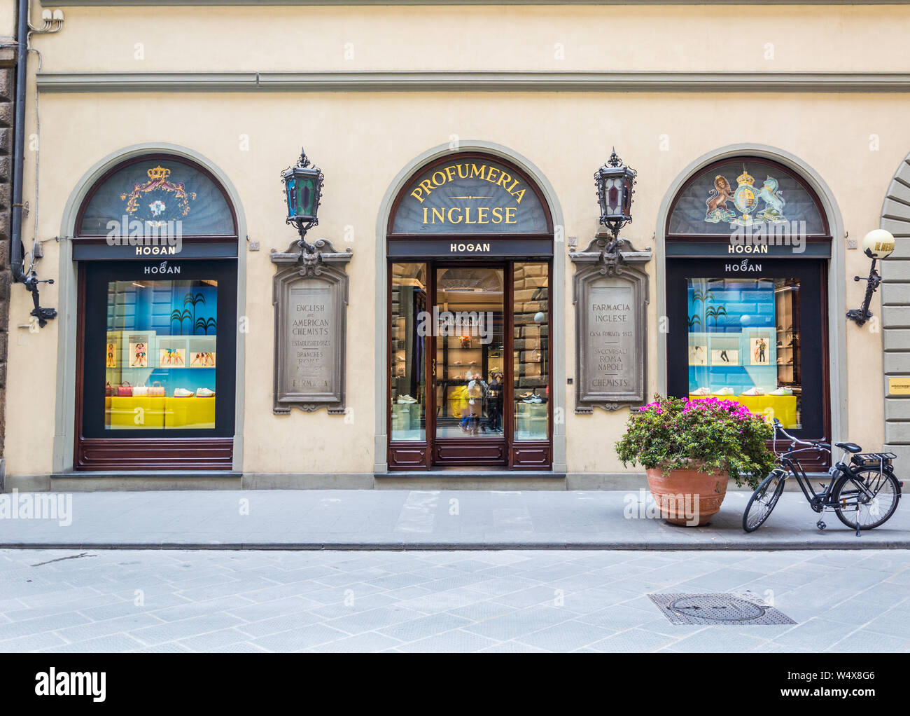 FLORENCE, ITALIE - 10 MAI 2019 : Farmacia francese sur via de' Tornabuoni Banque D'Images