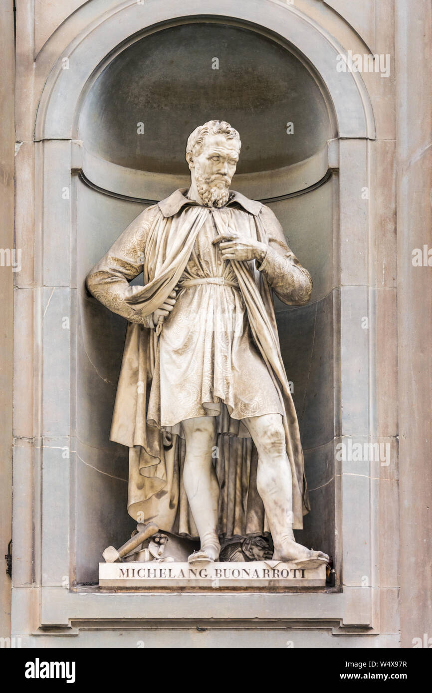 FLORENCE, ITALIE - 10 MAI 2019 : une statue de Léonard de Vinci sur la Piazzale degli Uffizi Banque D'Images