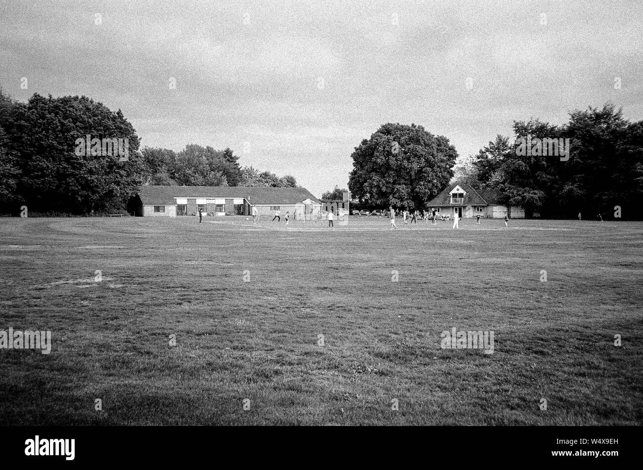 Match de cricket Junior Medstead Village Green, Medstead, Alton, Hampshire, Angleterre, Royaume-Uni. Banque D'Images