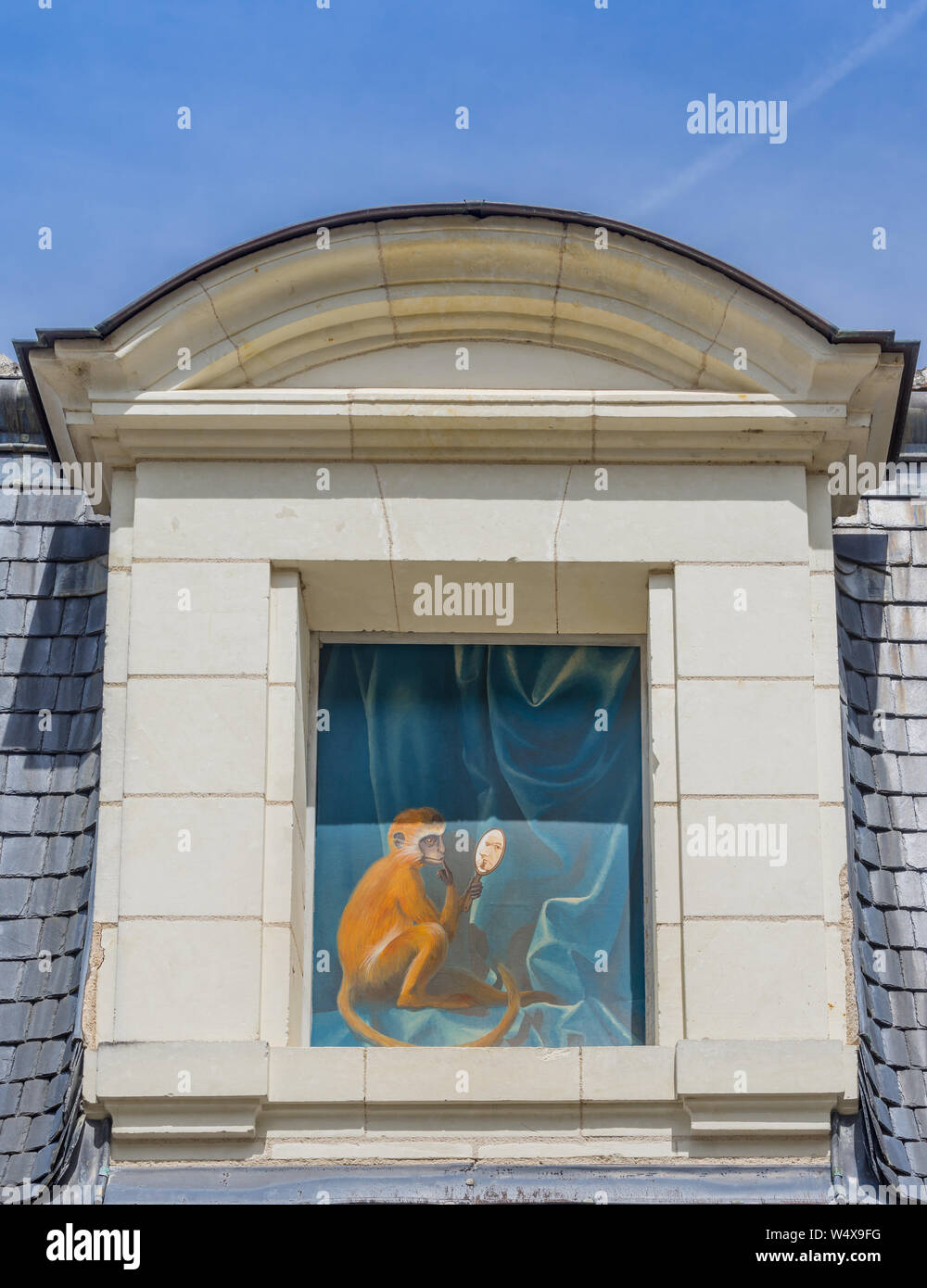 Peinture de singe et miroir dans fenêtre - Loches, France. Banque D'Images