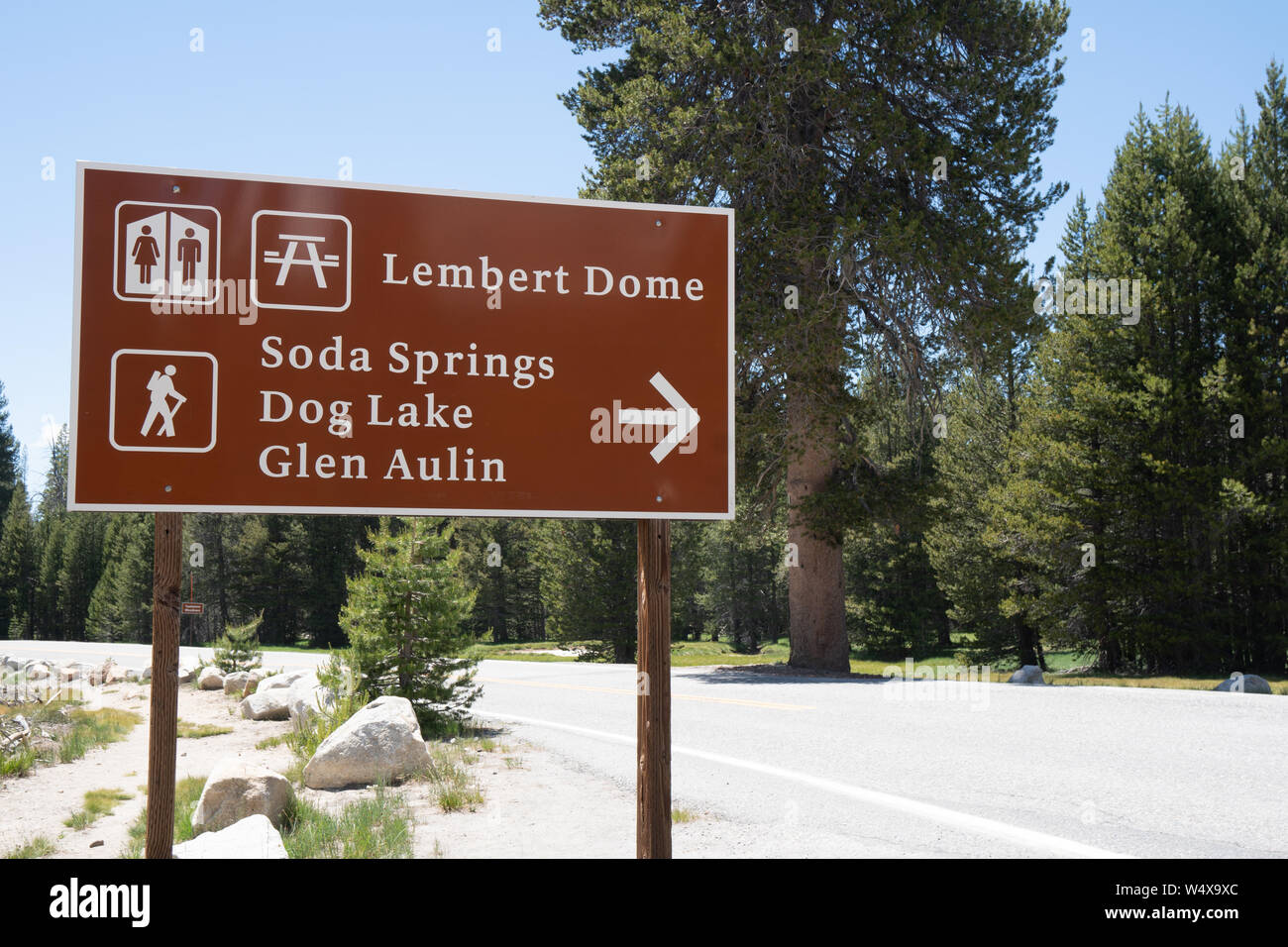 Sign in Yosemite National Park, diriger les visiteurs de randonnées à Lembert Dome, Dog Lake, Soda Springs et Glen Aulin, le long de Tioga Pass Road Banque D'Images