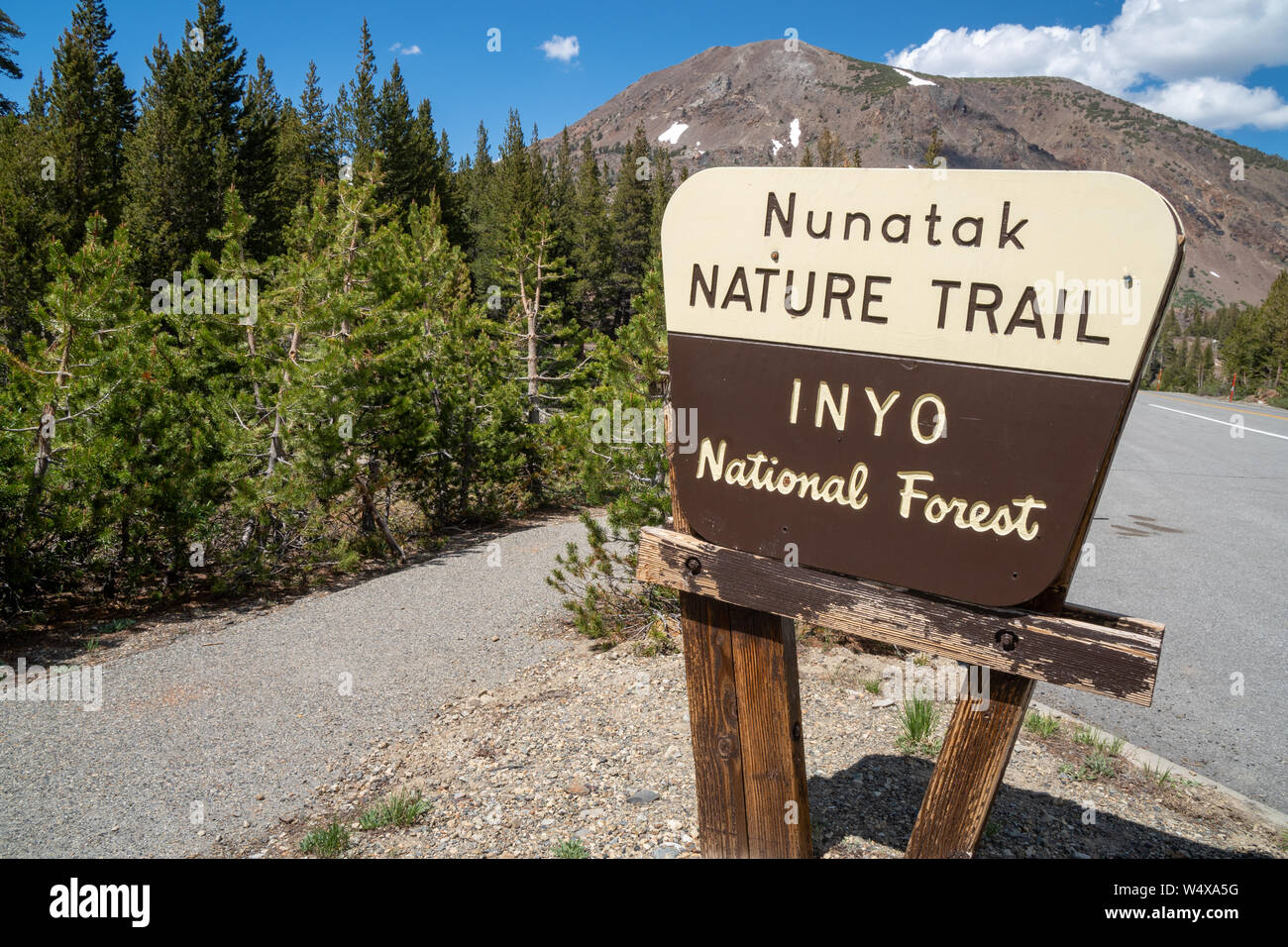 Le comté de Mono, en Californie - 11 juillet 2019 : signer pour le Nunatak  Sentier Nature dans la forêt nationale d'Inyo. Situé à côté du sentier de  Tioga Pass (Etat Rou