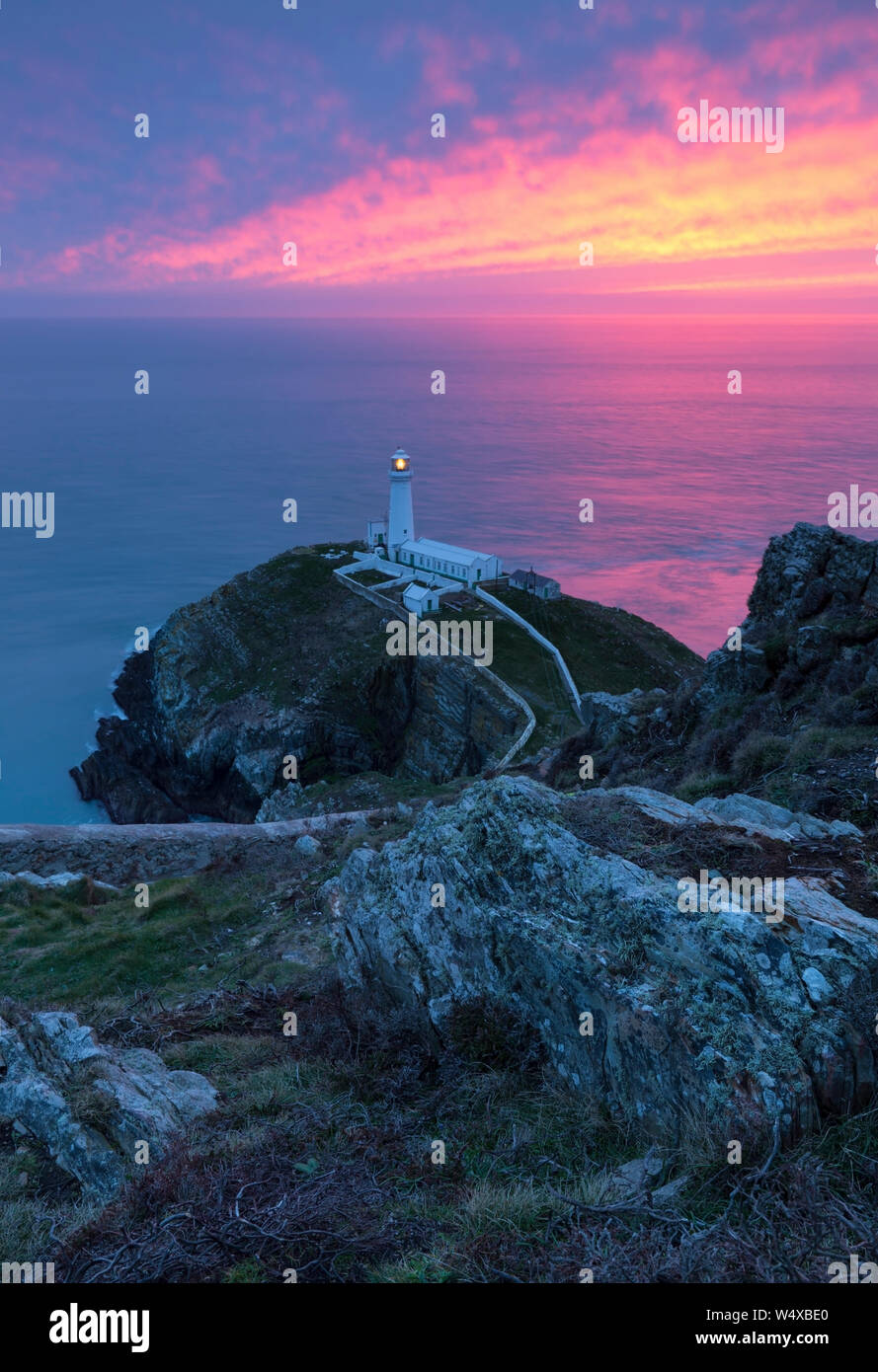 Phare de South Stack au coucher du soleil sur l'Anglesey Banque D'Images