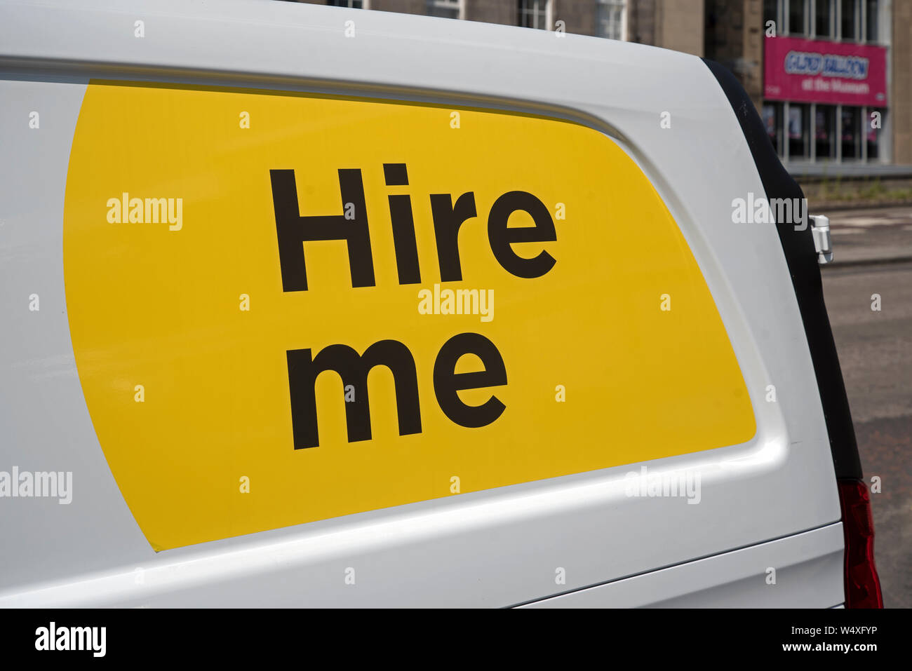 Les mots "Engagez-moi" sur le côté d'un Arnold Clark dans Ediburgh van de  location, Ecosse, Royaume-Uni Photo Stock - Alamy