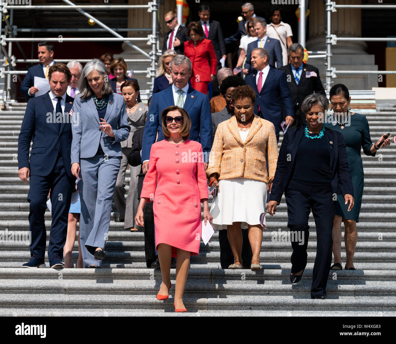 Représentant des États-Unis Nancy Pelosi (D-CA) à une conférence de presse avec les Démocrates à la Chambre sur les 200 premiers jours de la 116e Congrès, sur les marches du Capitole à Washington, DC. Banque D'Images
