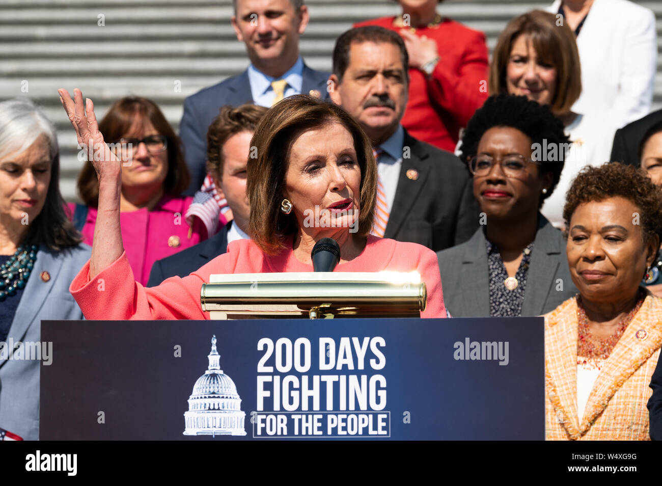Représentant des États-Unis Nancy Pelosi (D-CA) s'exprimant lors d'une conférence de presse avec les Démocrates à la Chambre sur les 200 premiers jours de la 116e Congrès, sur les marches du Capitole à Washington, DC. Banque D'Images
