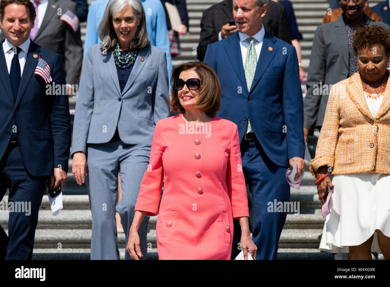 Représentant des États-Unis Nancy Pelosi (D-CA) à une conférence de presse avec les Démocrates à la Chambre sur les 200 premiers jours de la 116e Congrès, sur les marches du Capitole à Washington, DC. Banque D'Images