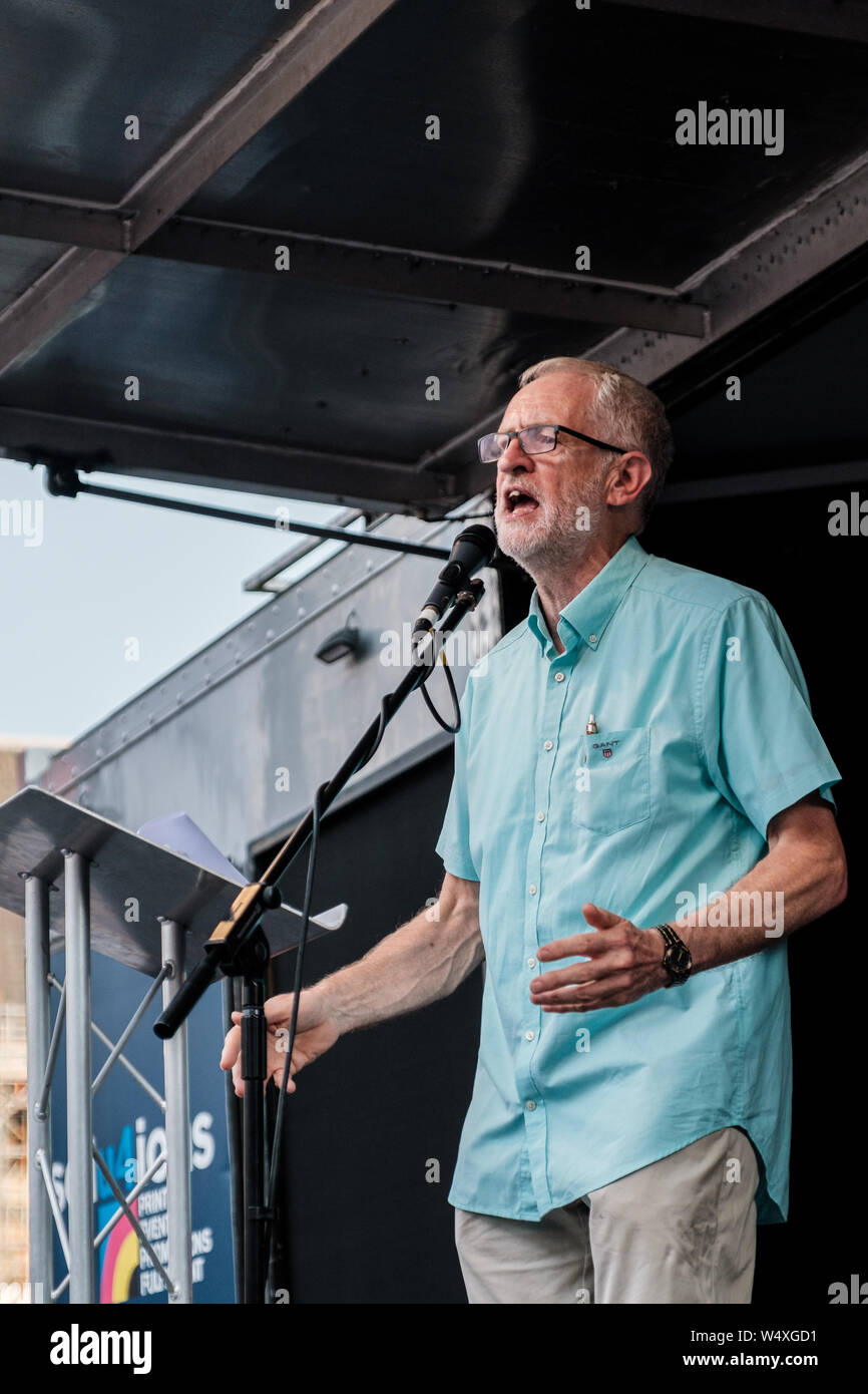 Jeremy Corbyn leader du parti aborde une foule rassemblée devant le parlement à Londres pour appeler à une élection générale en réponse à Boris Johnson's nomination en tant que nouveau chef du parti conservateur et premier ministre britannique. Banque D'Images