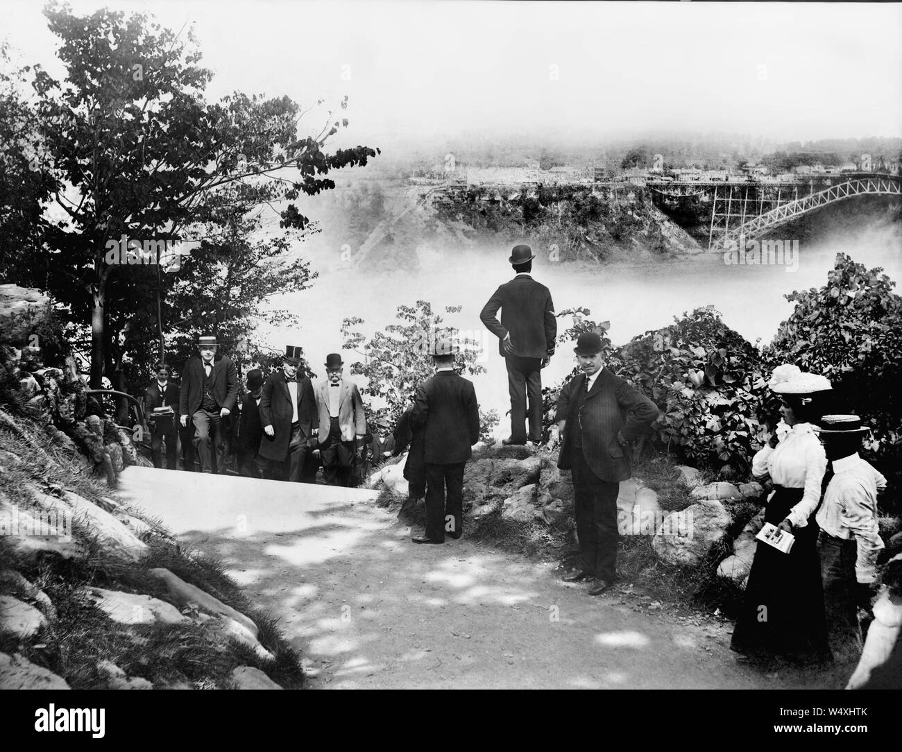 Le Président américain William McKinley marche sur route avec d'autres avec les Chutes du Niagara en arrière-plan lointain, Goat Island, New York, USA, photo de O.E. Dunlap, le 6 septembre 1901 Banque D'Images