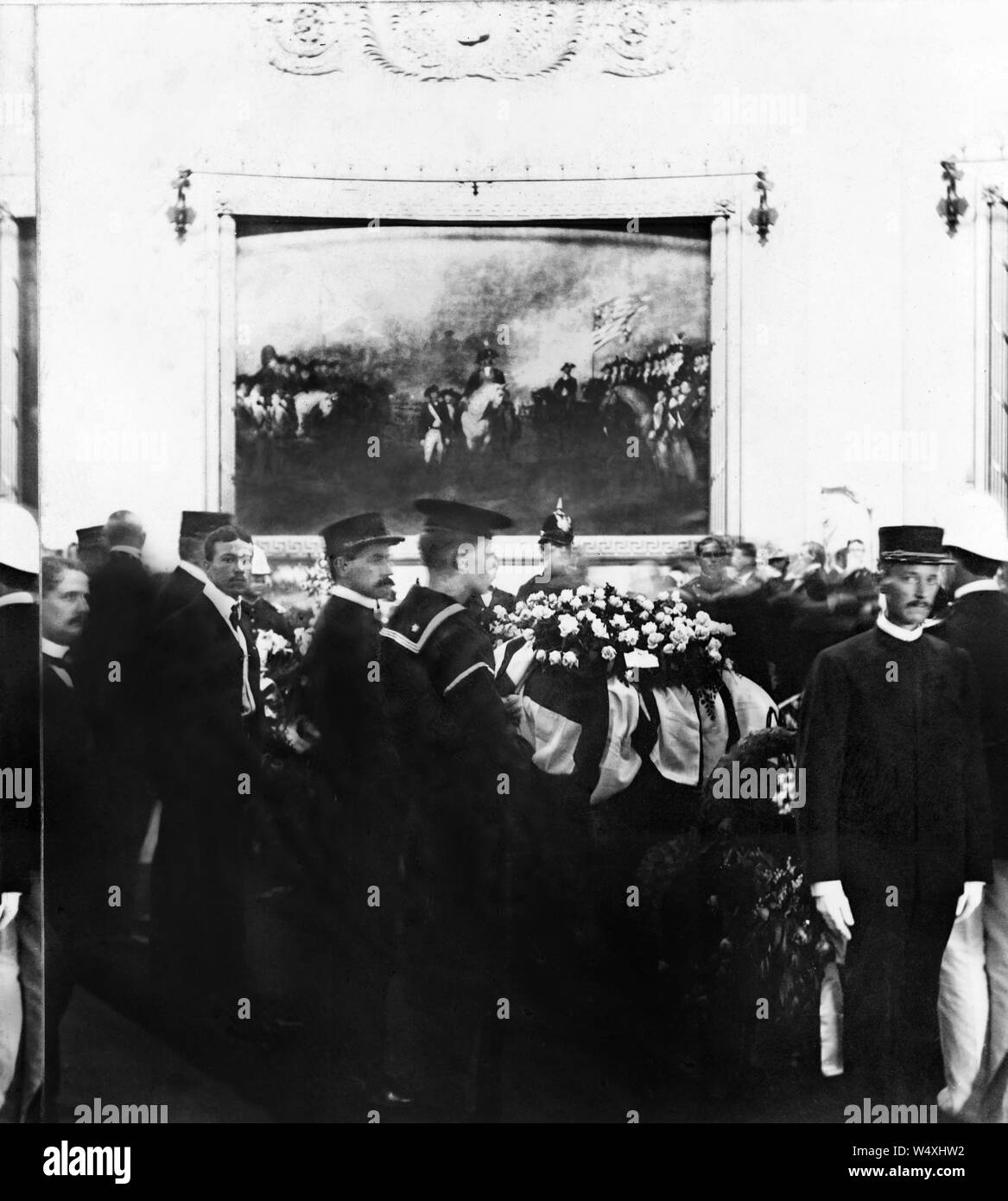 Funérailles nationales du Président William McKinley, corps étendu dans la rotonde, U.S. Capitol, Washington DC, USA, photo de William H. Rau, Septembre 1901 Banque D'Images